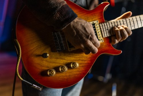 Washburn R5CB Wing Series Raven Electric Guitar w/Gigbag. Cherry Sunburst